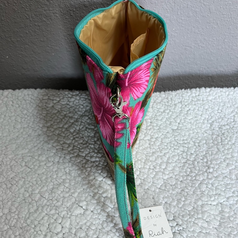 SALE‼️Design by Riah 💗Cosmetics or multi use bag NWT -detachable wristlet strap - Picture 3 of 5